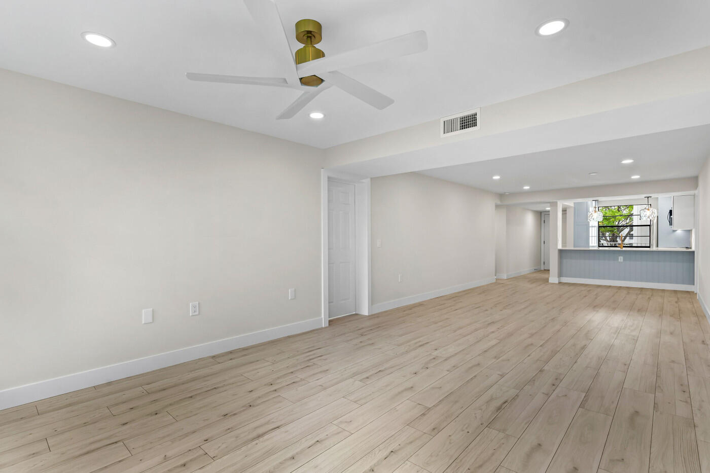 6085 Balboa Circle 204