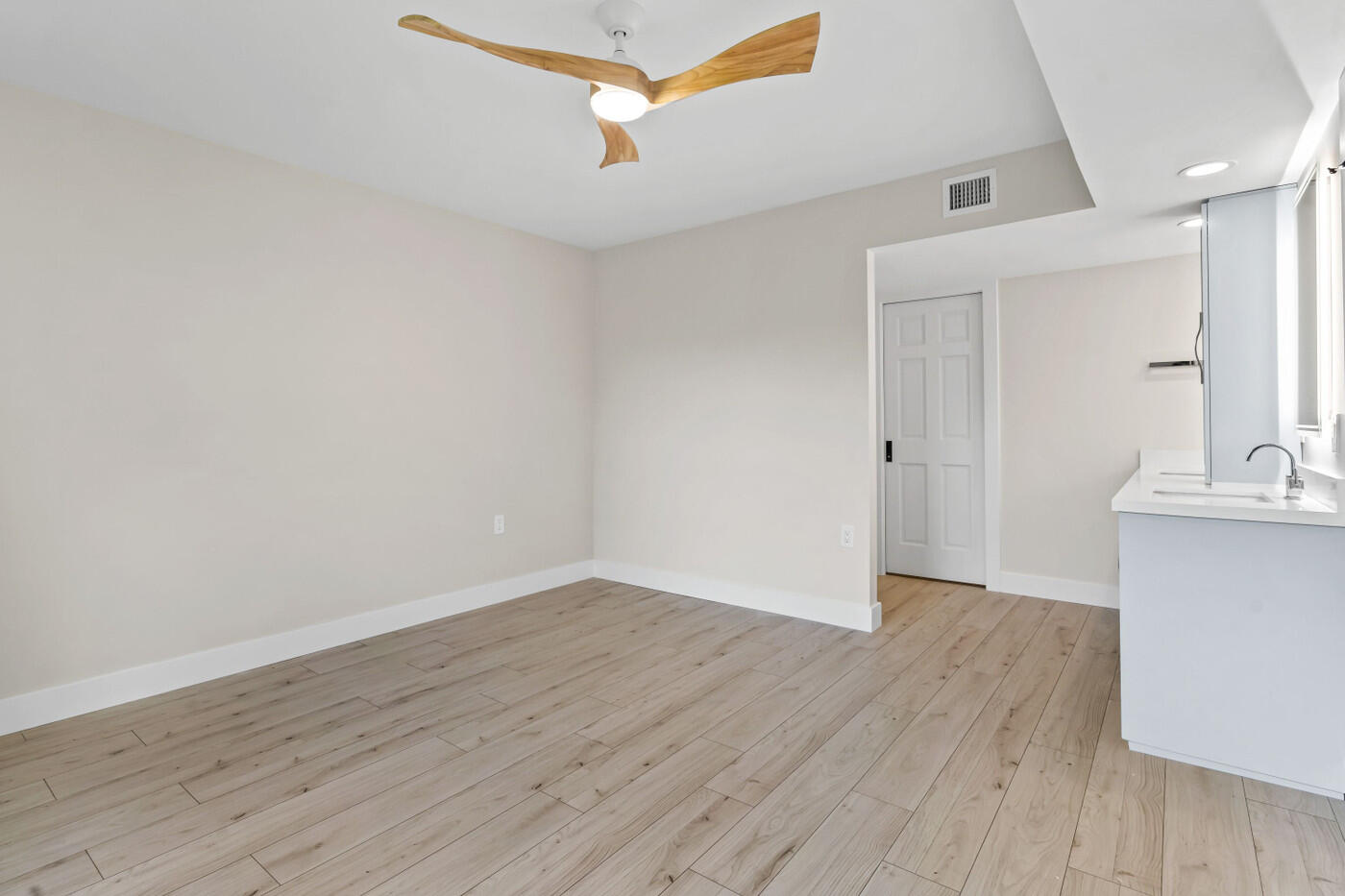 6085 Balboa Circle 204