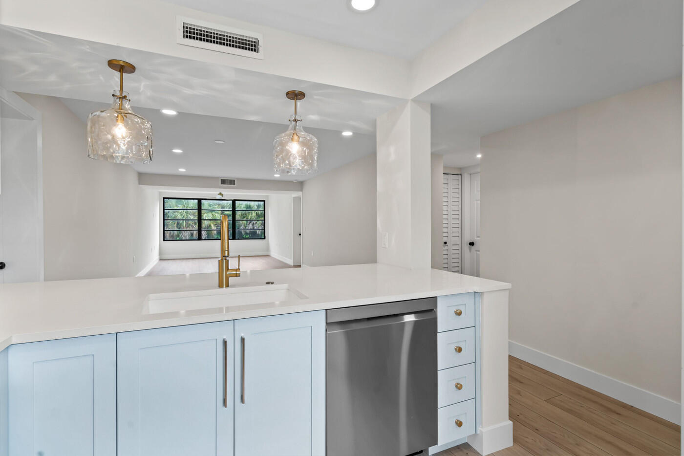 6085 Balboa Circle 204