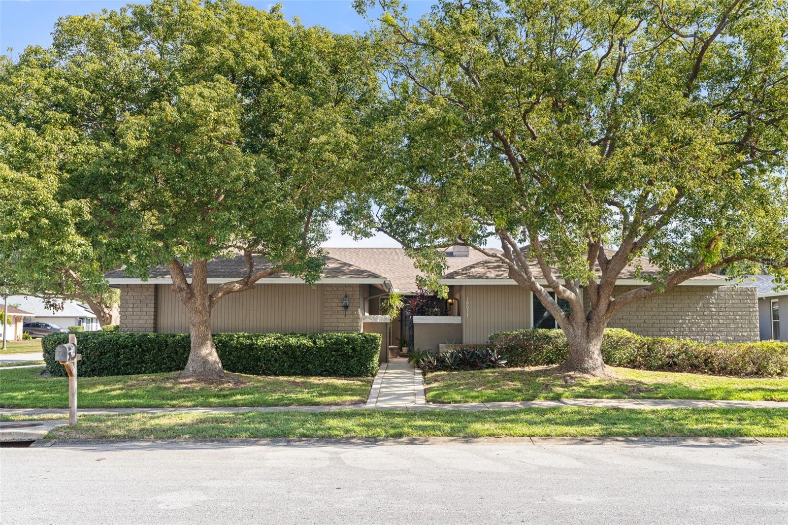 10077 LINDEN PLACE DR