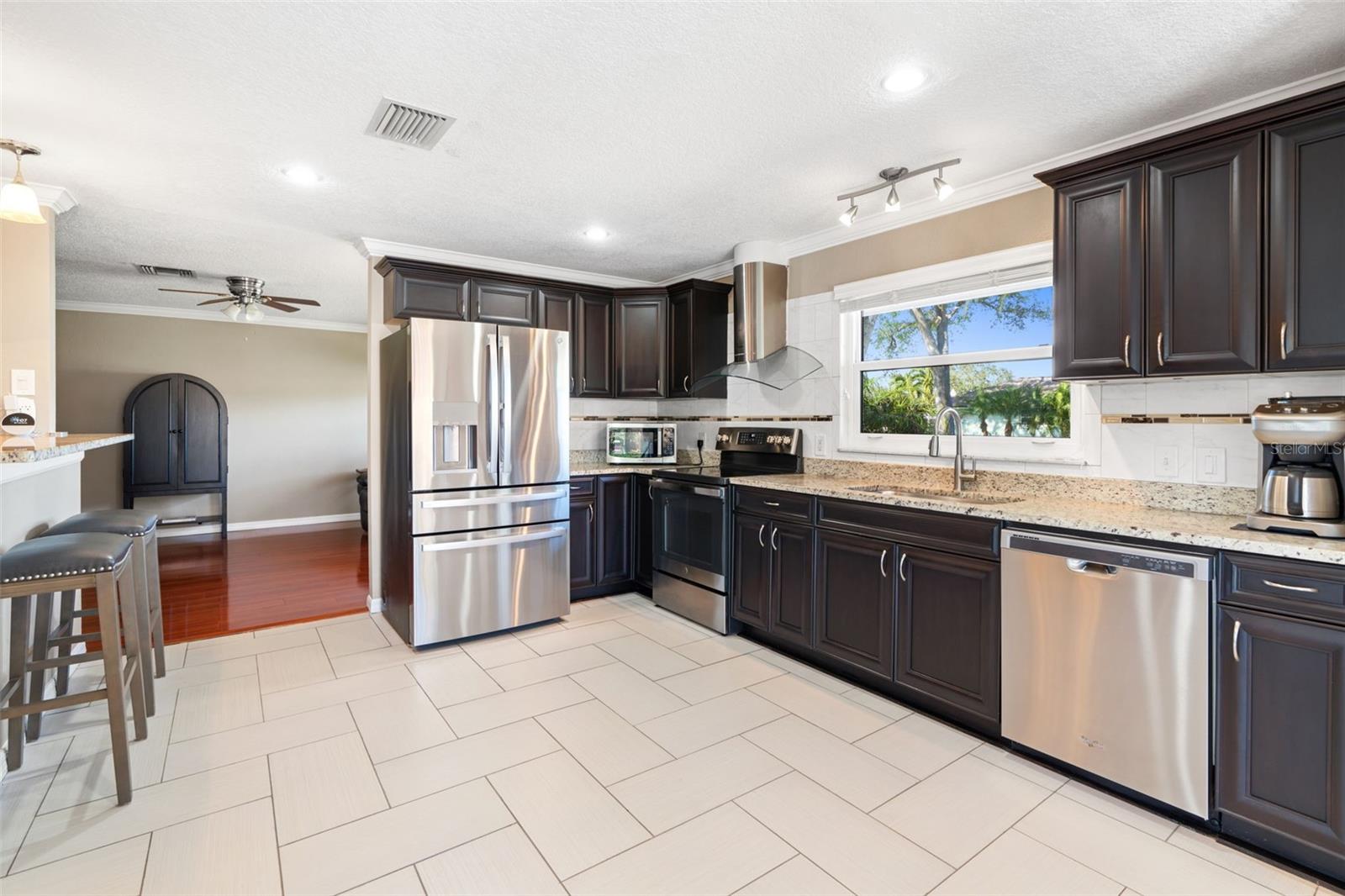 10039 LINDEN PLACE DR