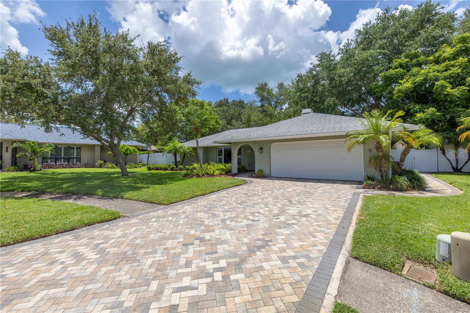 10008 LINDEN PLACE DR