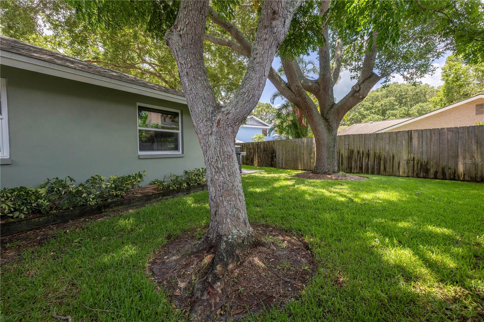 10008 LINDEN PLACE DR