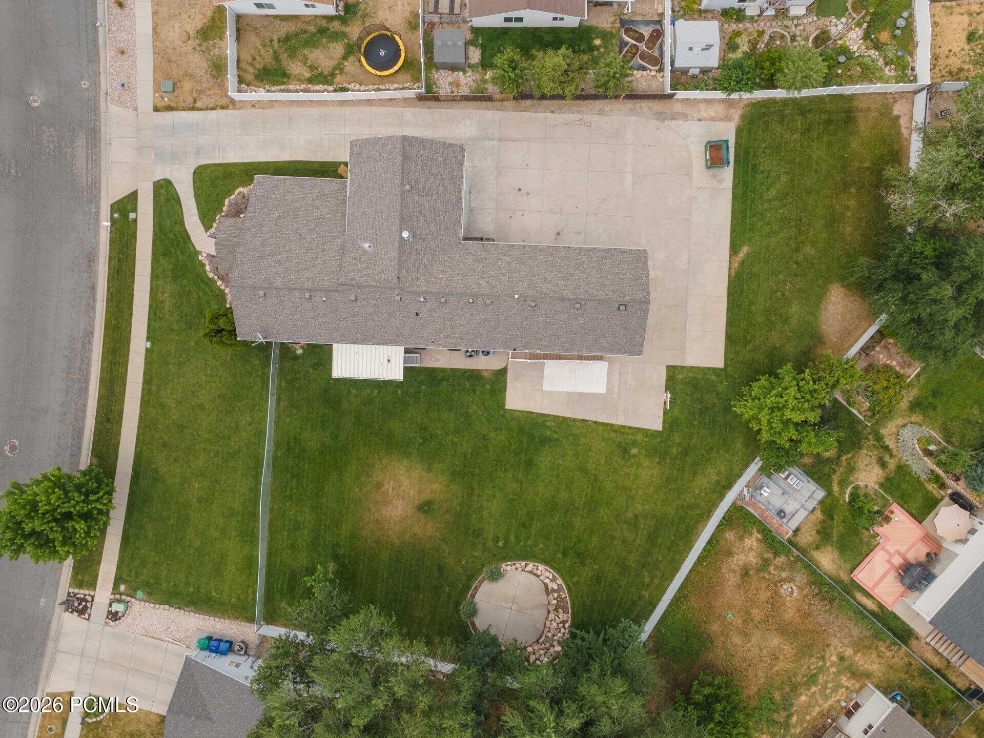 818 E 950 East