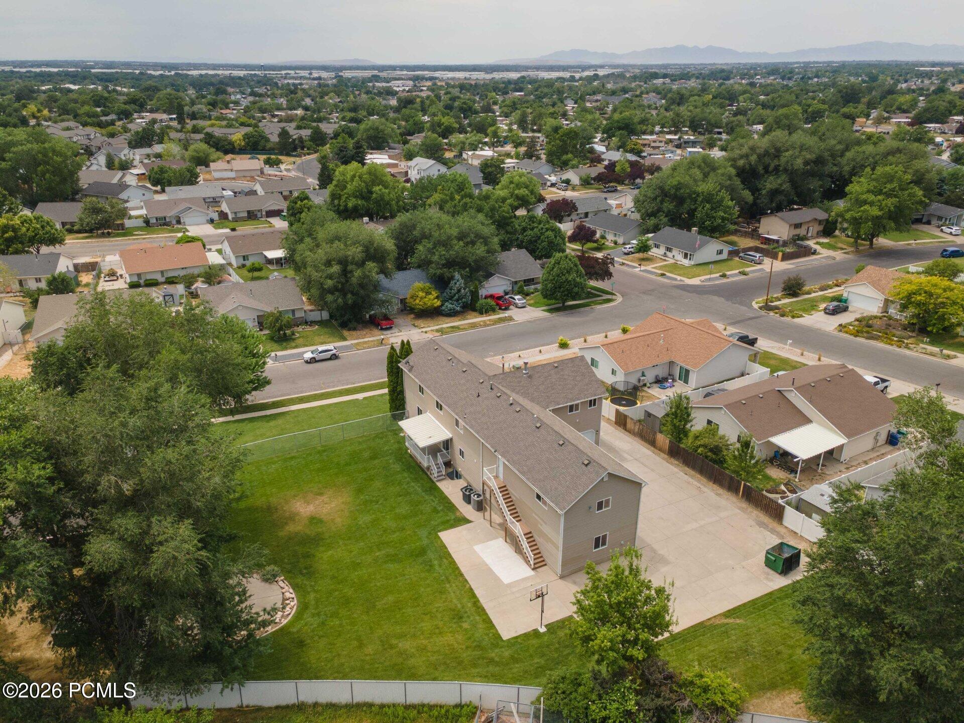 818 E 950 East