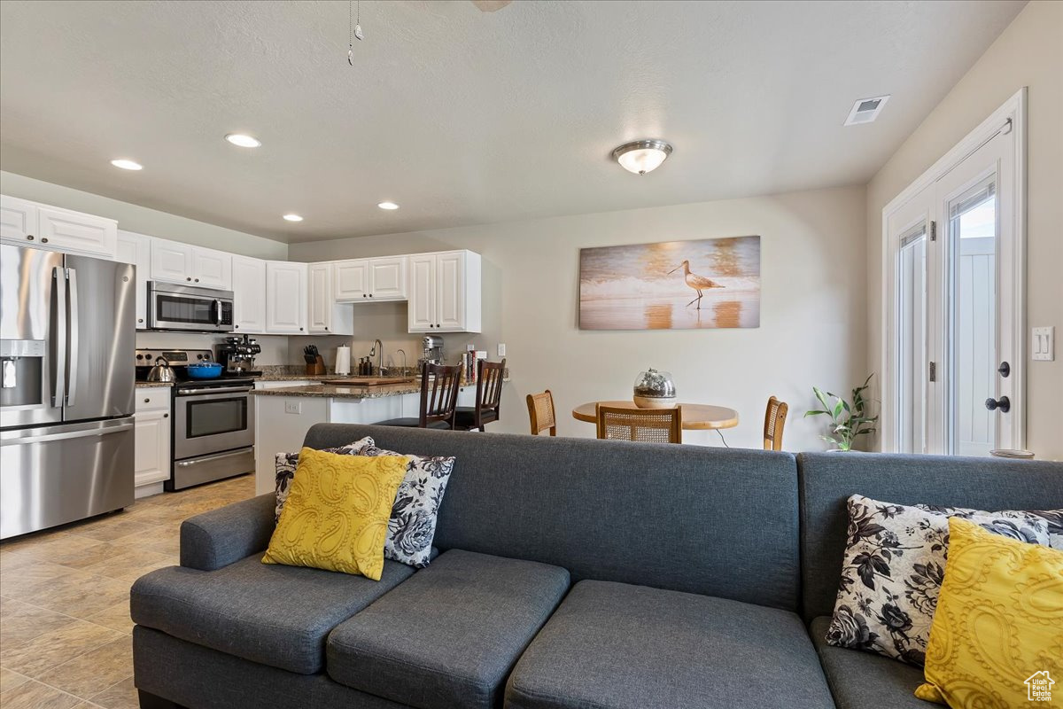 1801 E WHITETAIL DR