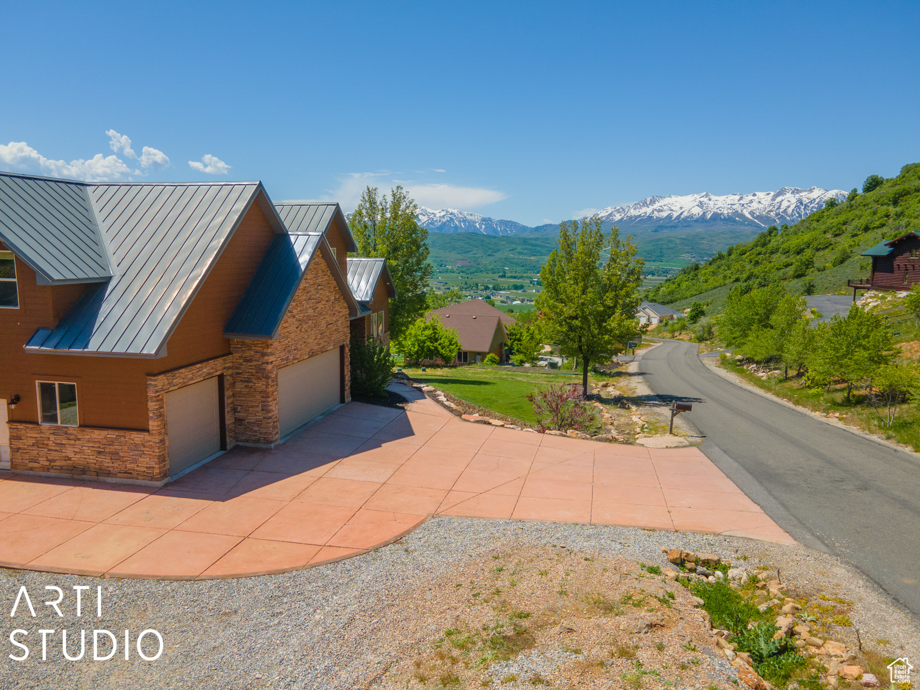 1218 N MAPLE DR