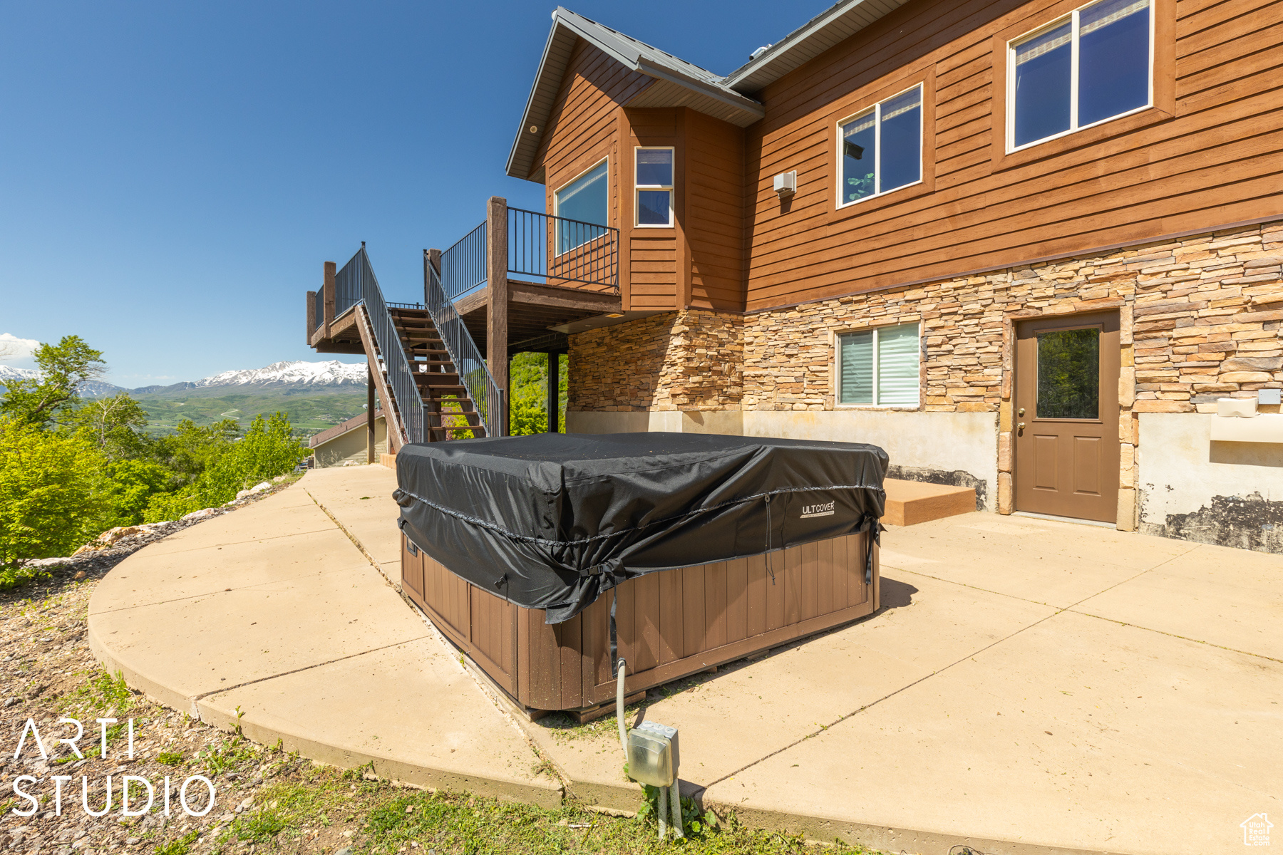 1218 N MAPLE DR