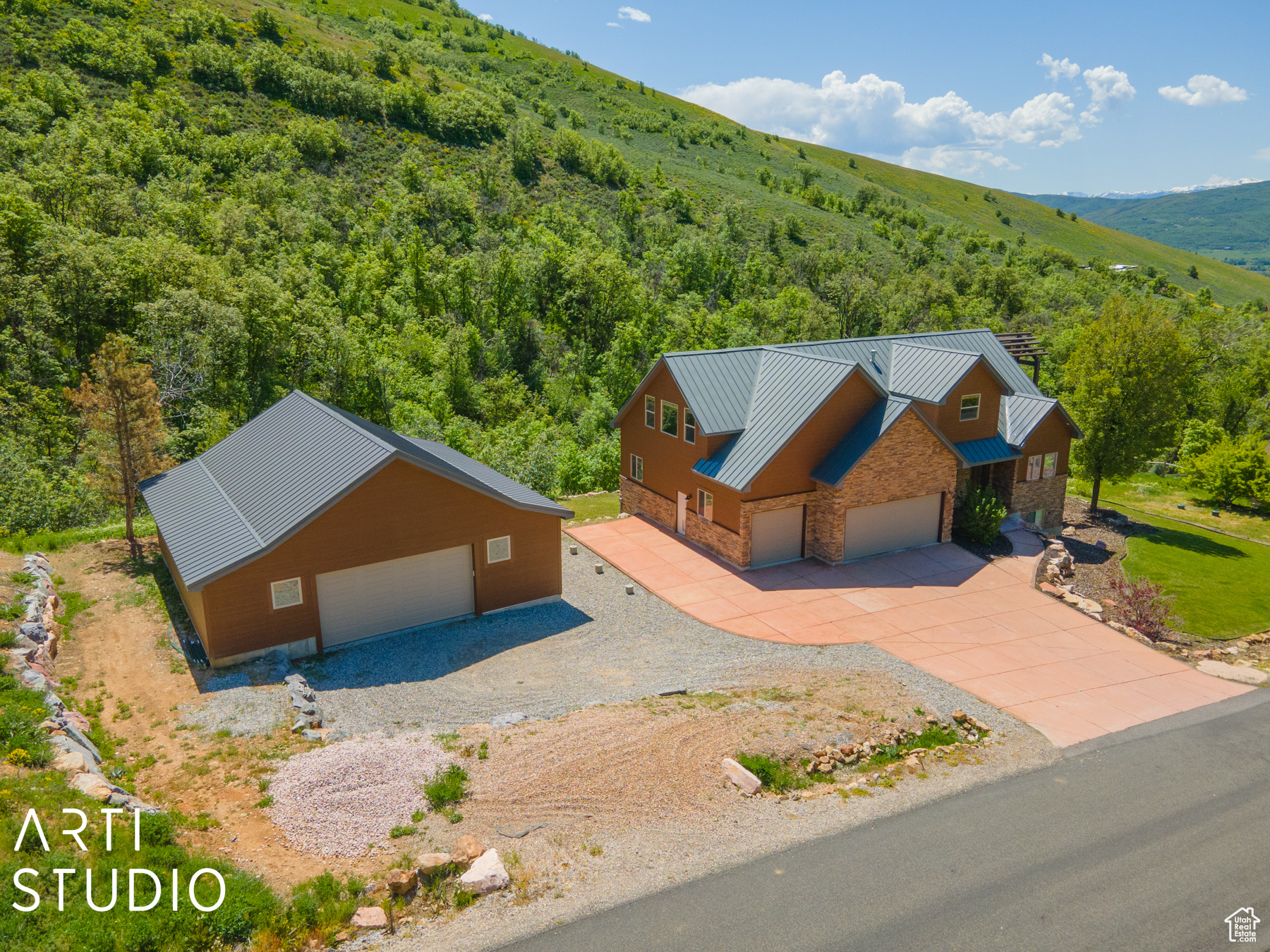 1218 N MAPLE DR