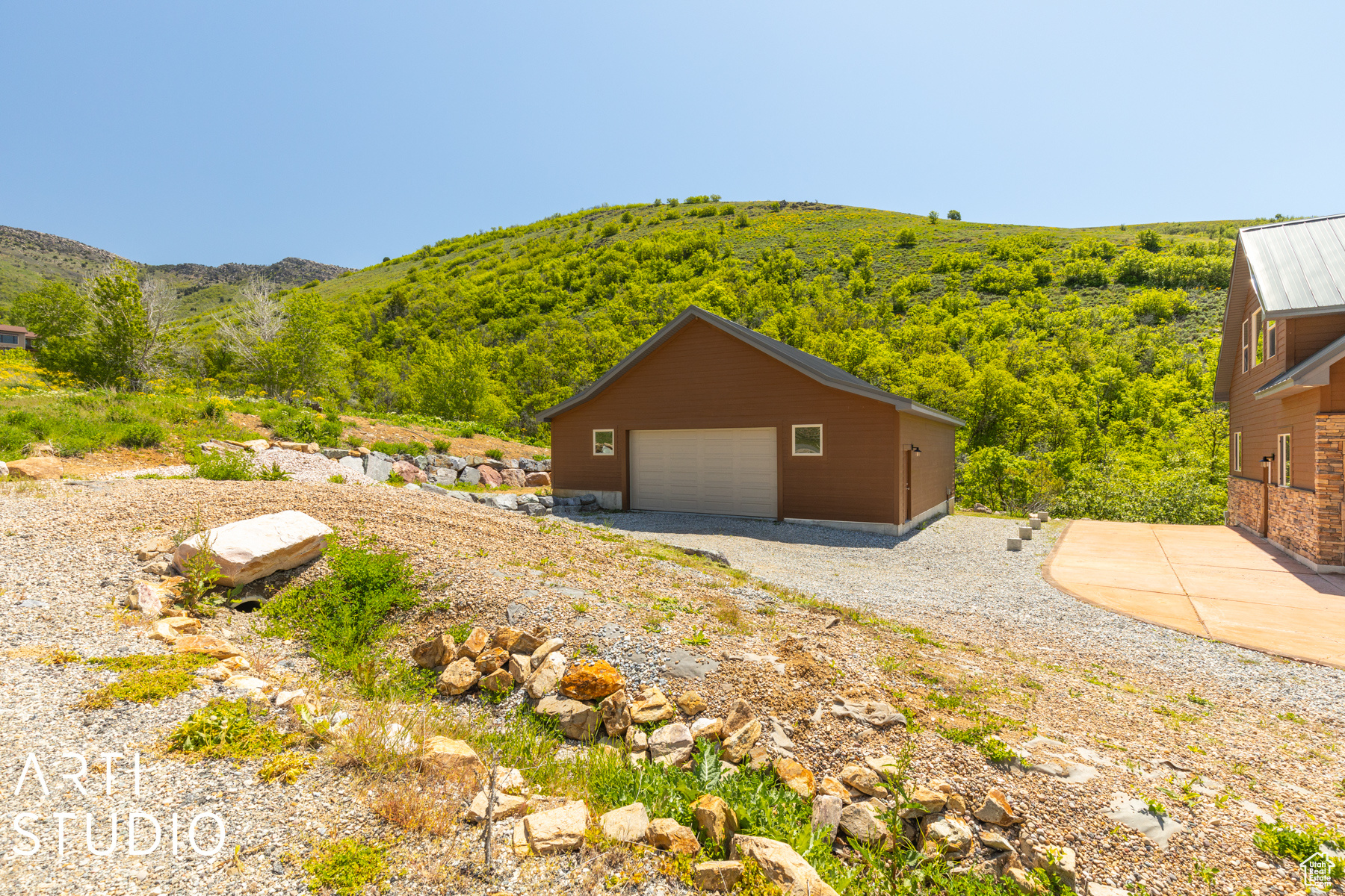 1218 N MAPLE DR