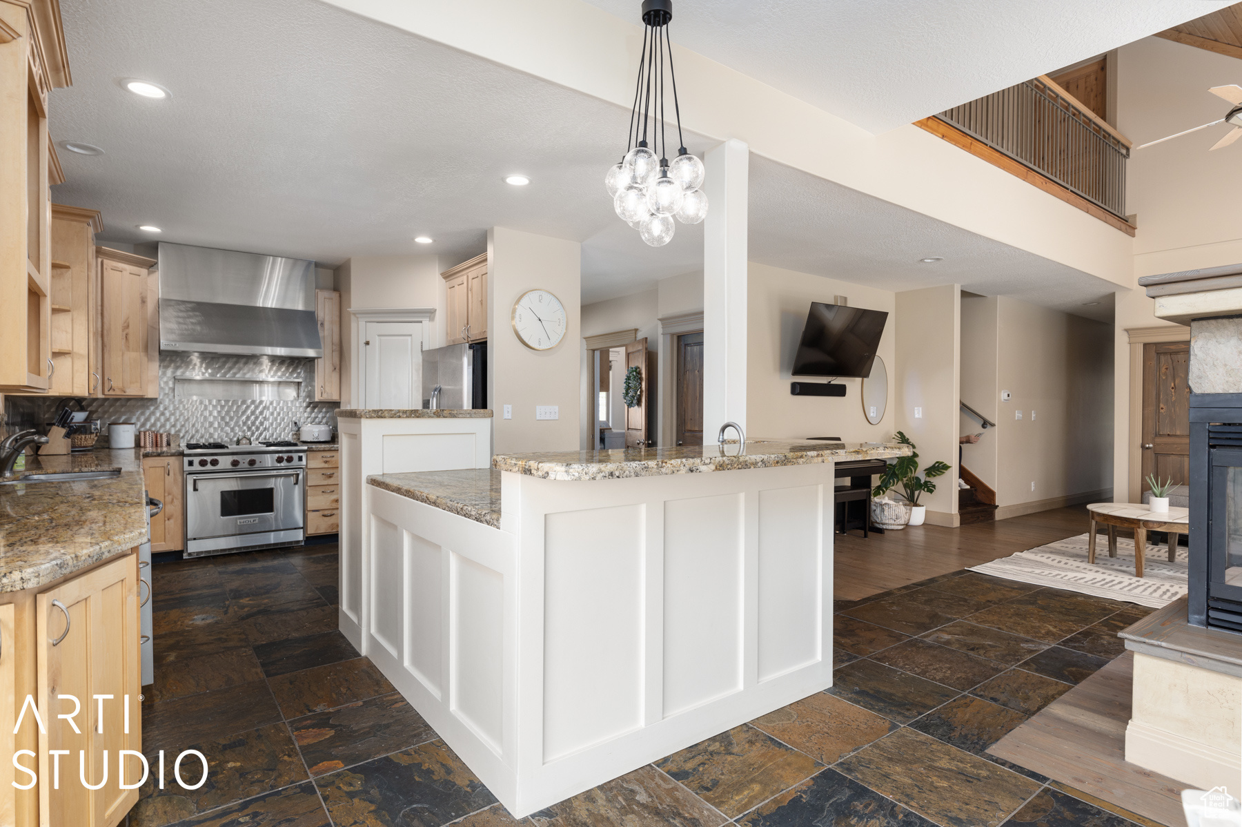 1218 N MAPLE DR