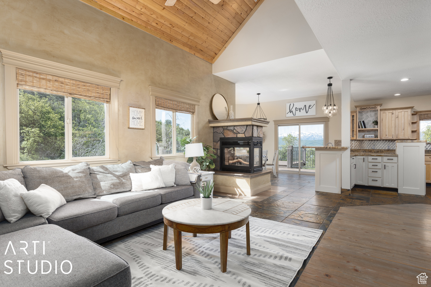 1218 N MAPLE DR