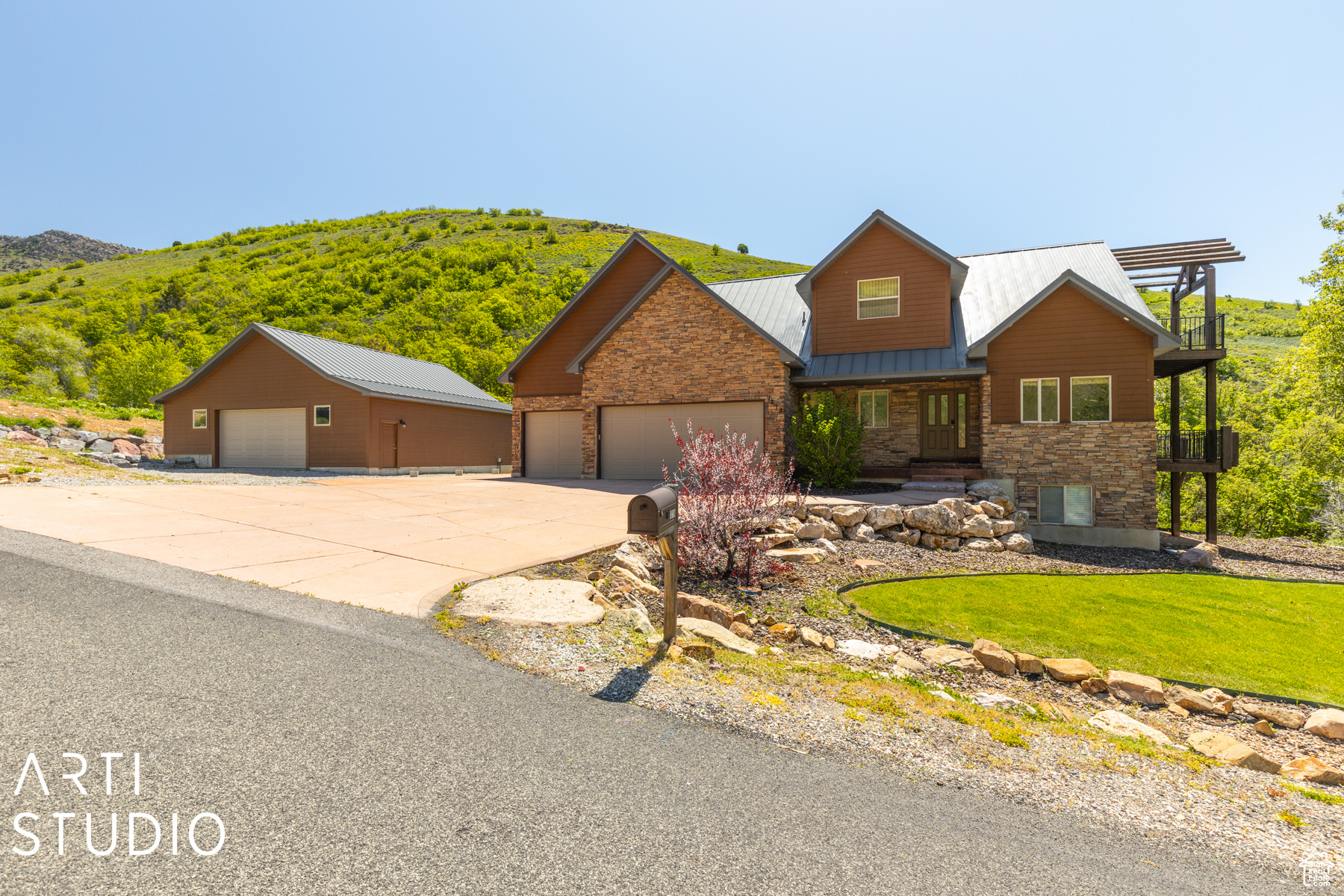 1218 N MAPLE DR