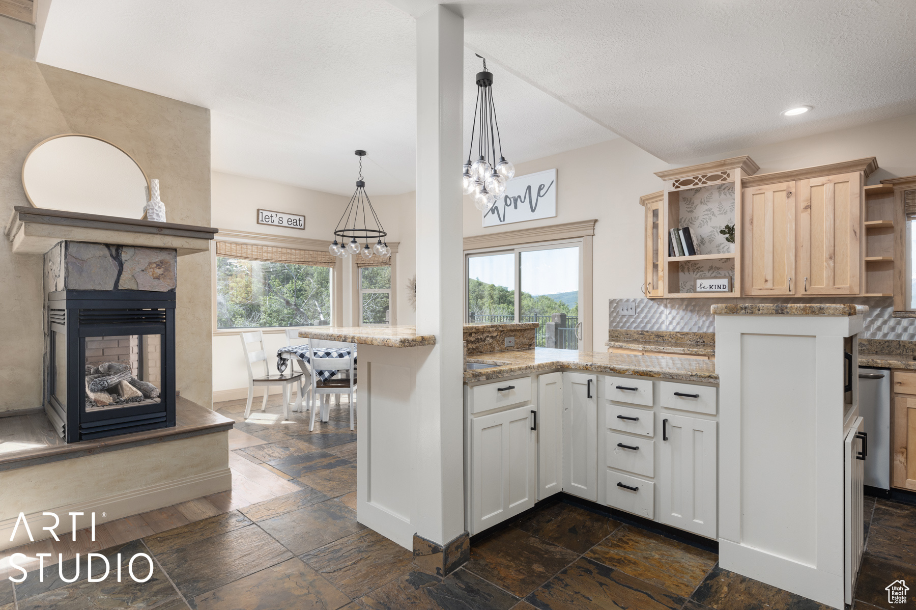 1218 N MAPLE DR