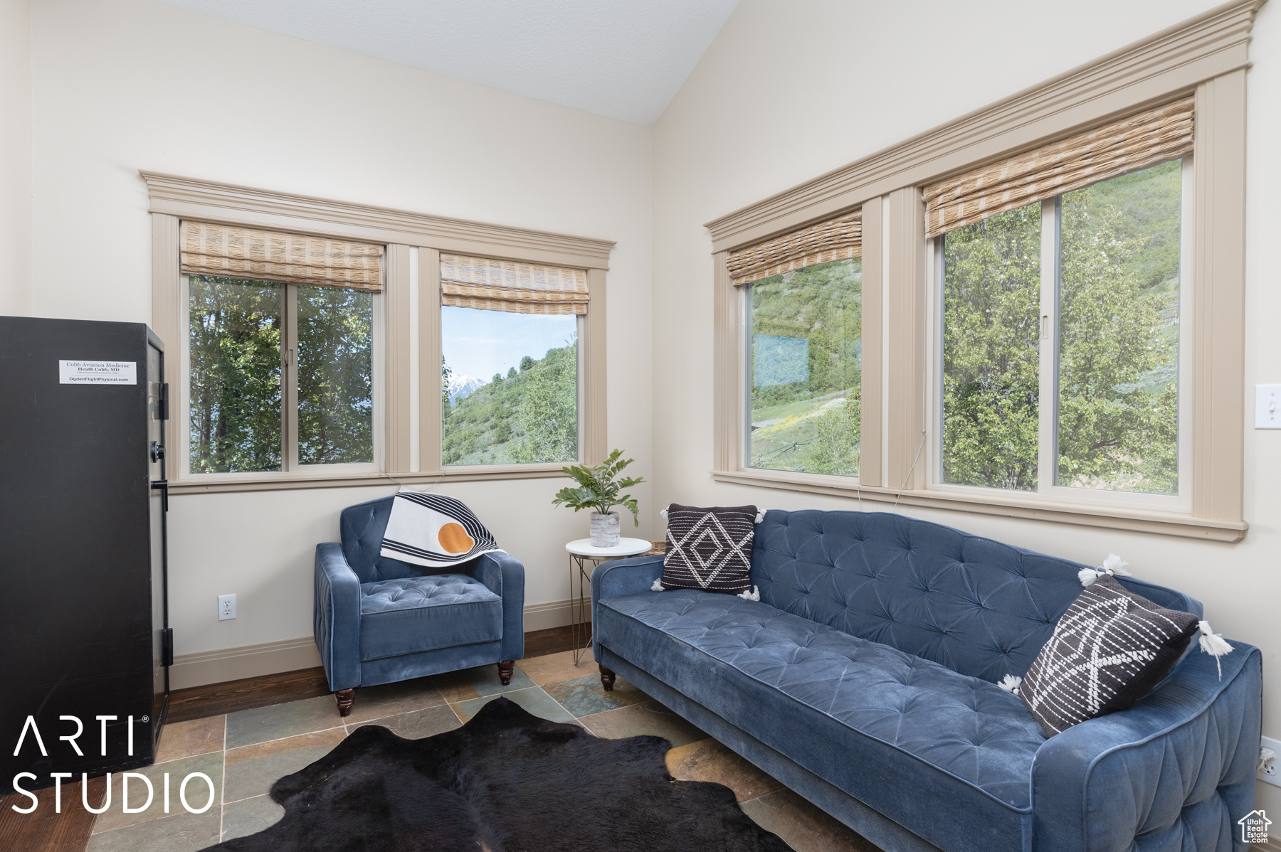 1218 N MAPLE DR