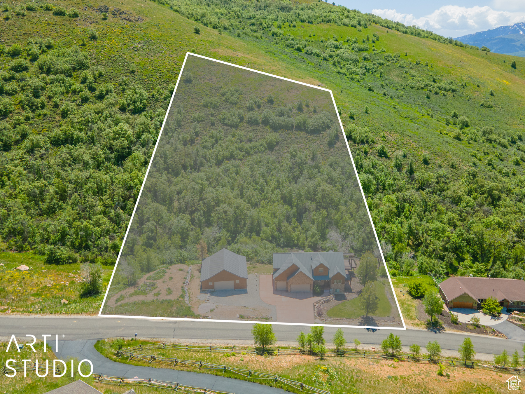 1218 N MAPLE DR