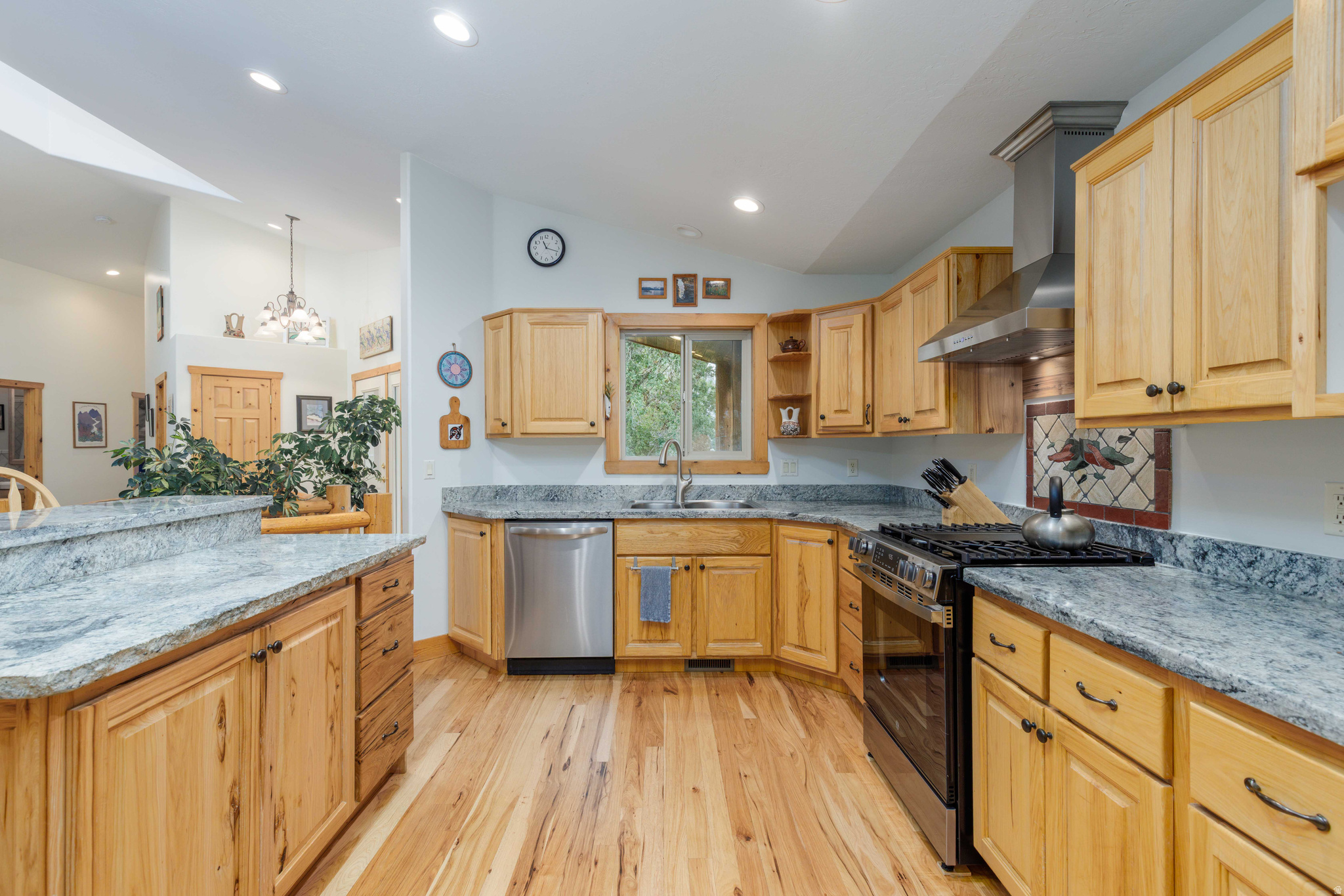 3448 N FULLER DR