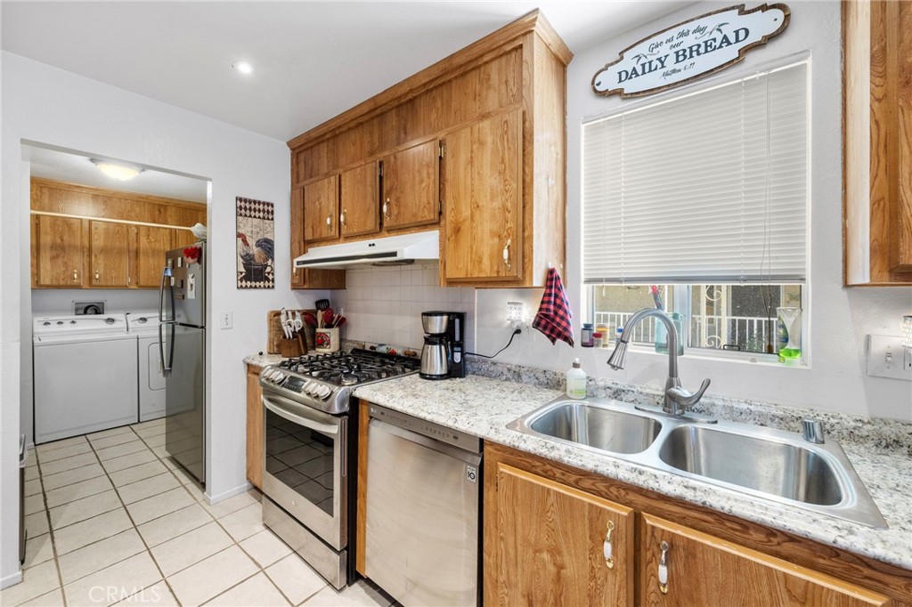 1525 W Oakland Avenue 52