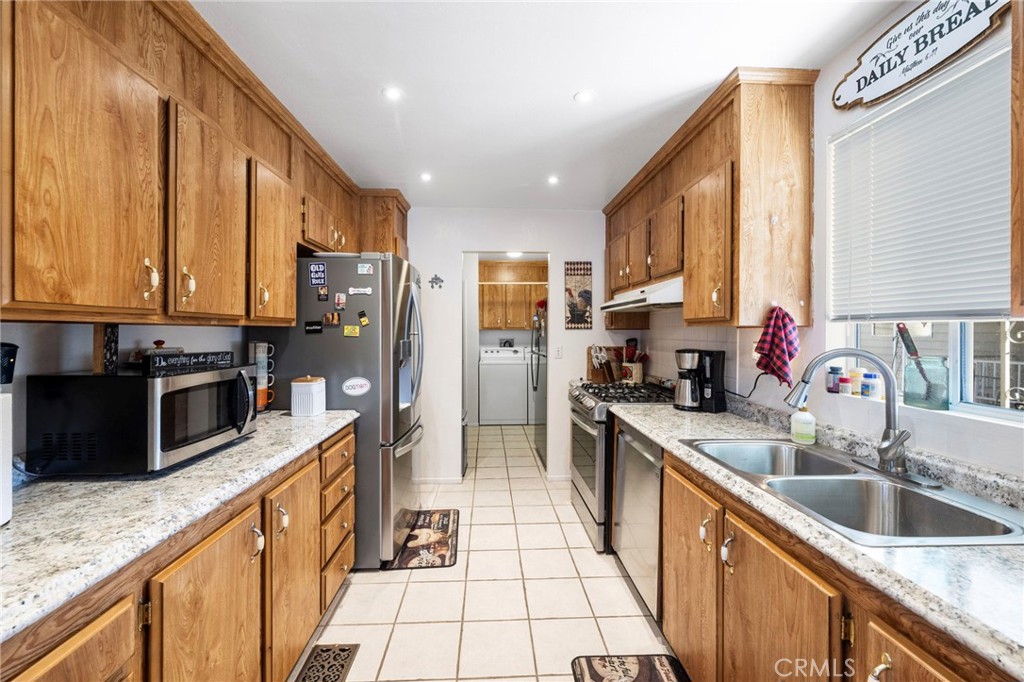 1525 W Oakland Avenue 52