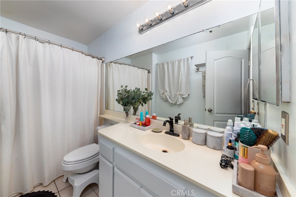 1475 W Victoria Street