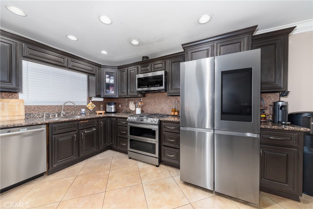 1475 W Victoria Street