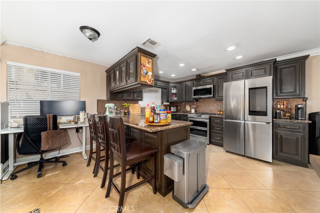 1475 W Victoria Street