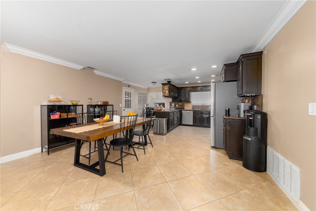 1475 W Victoria Street