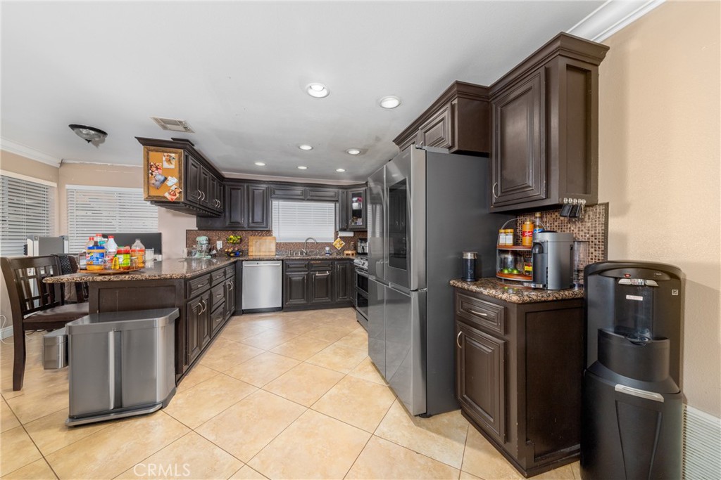 1475 W Victoria Street