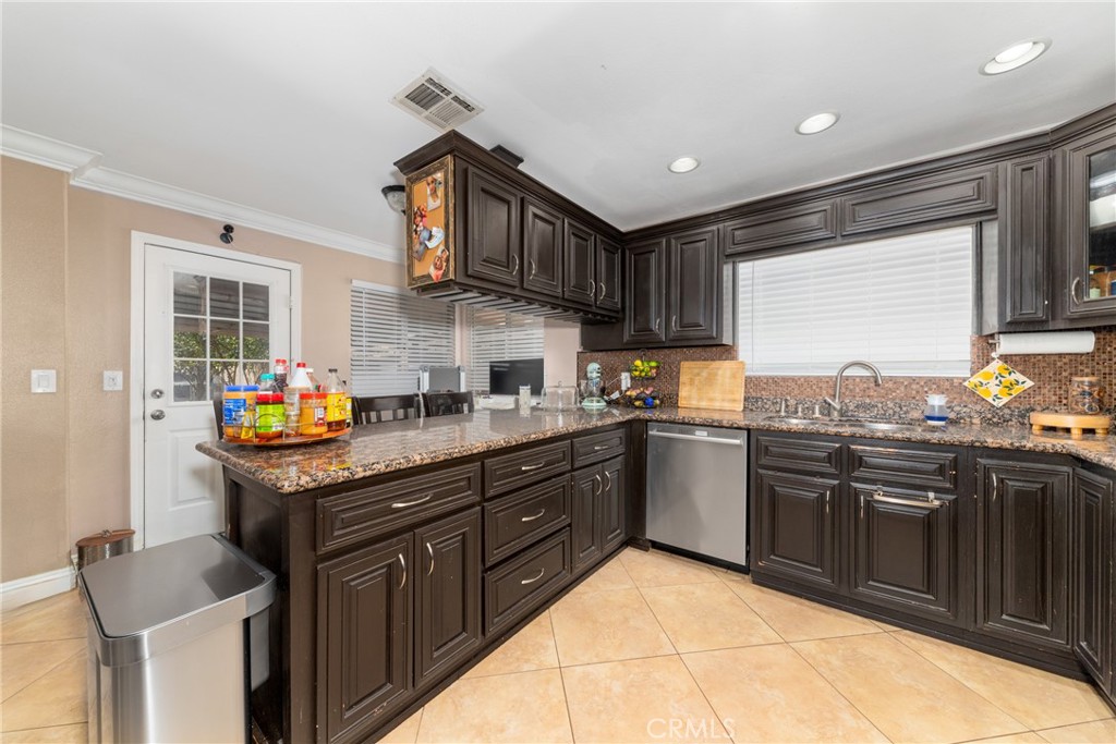 1475 W Victoria Street