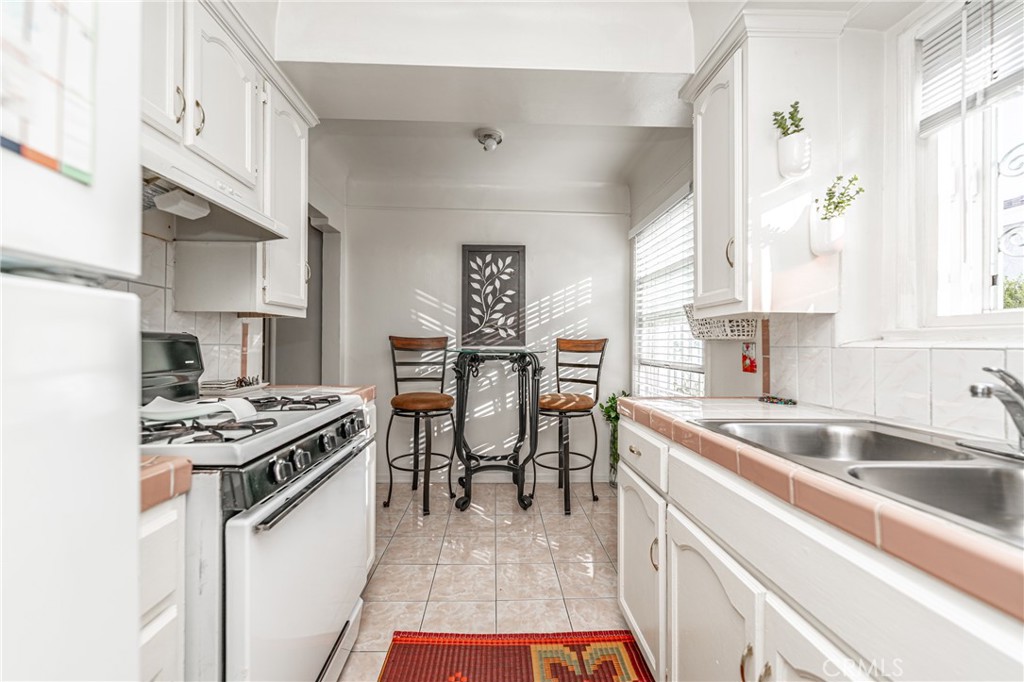 10000 S Gramercy Place