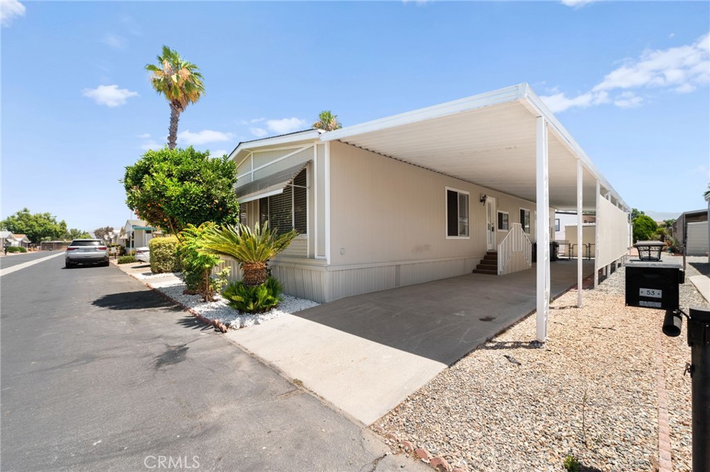 1525 W Oakland Avenue 53