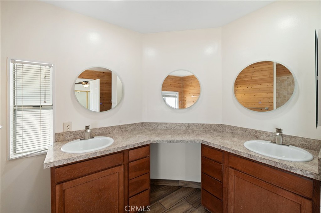 1525 W Oakland Avenue 53