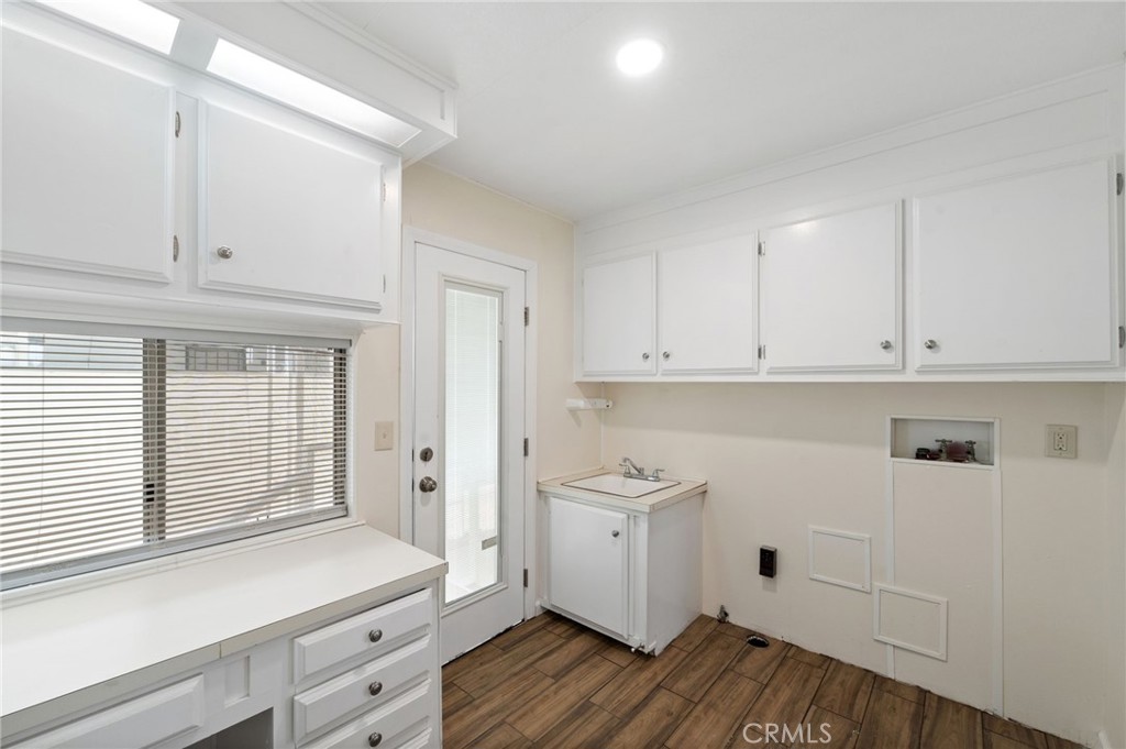 1525 W Oakland Avenue 53