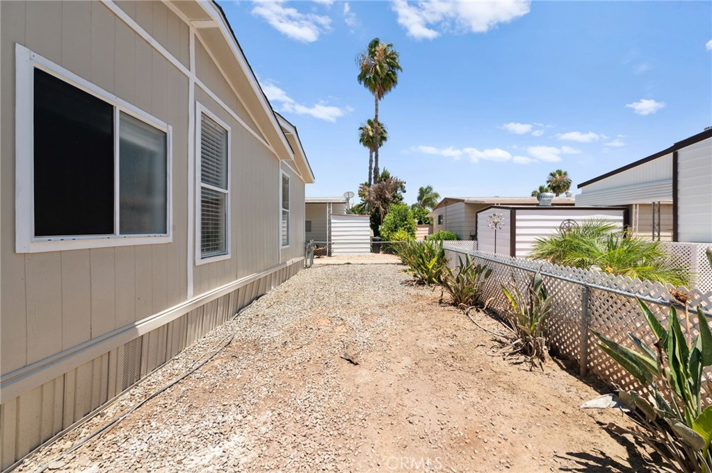 1525 W Oakland Avenue 53