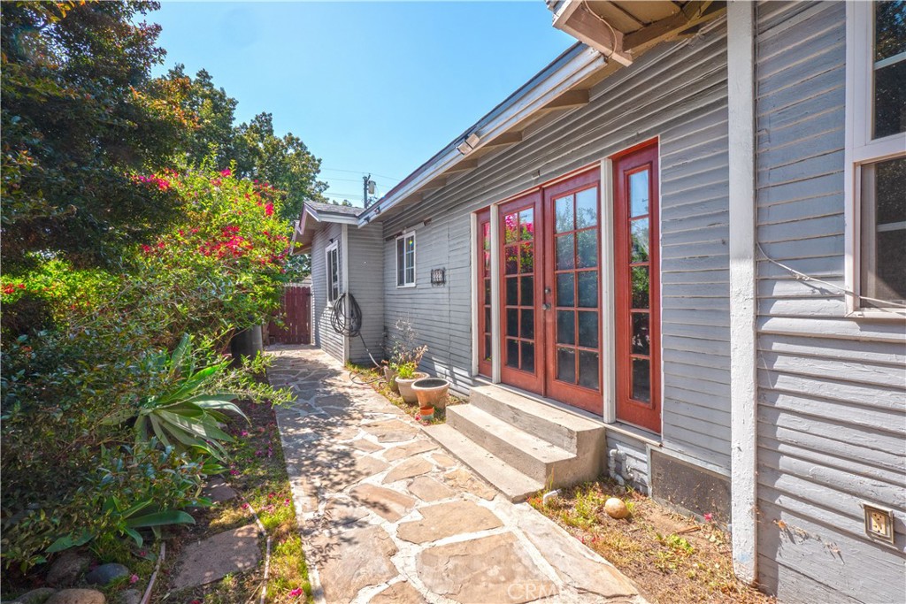 2223 Clarendon Avenue