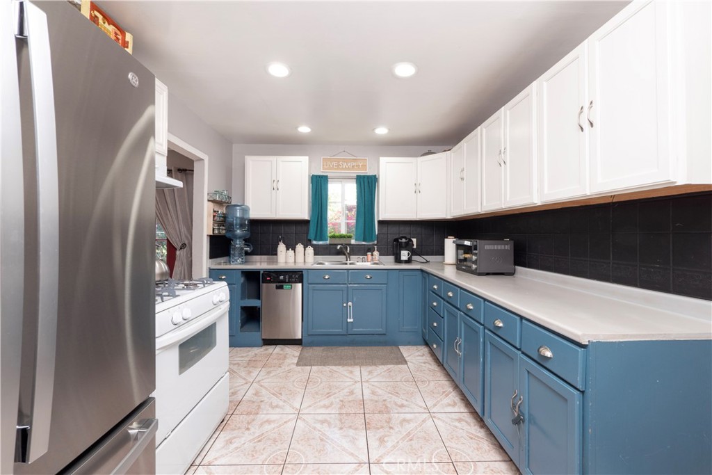 2223 Clarendon Avenue