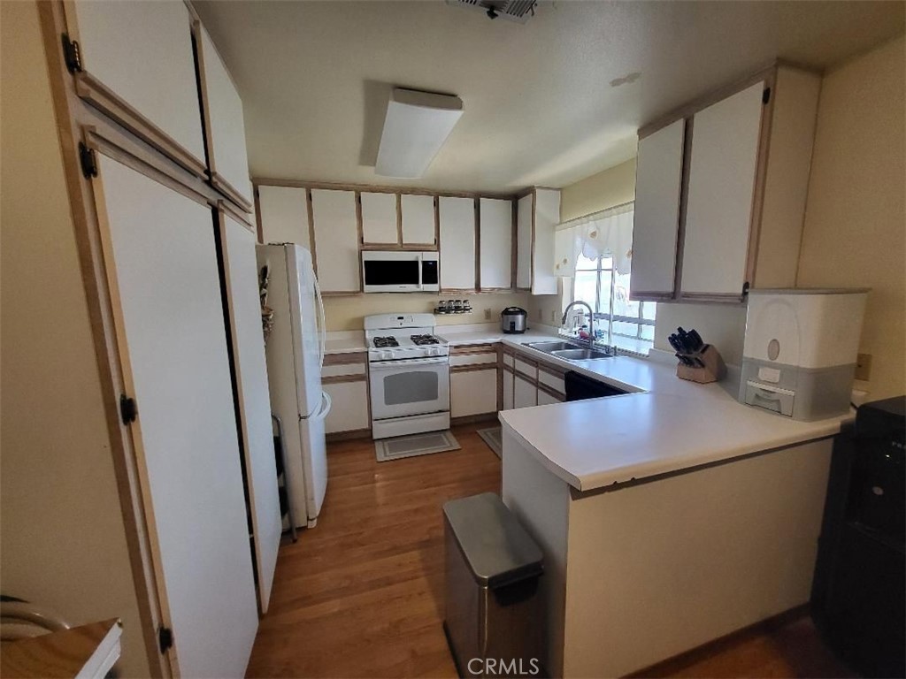 1354 N Hermosa Avenue