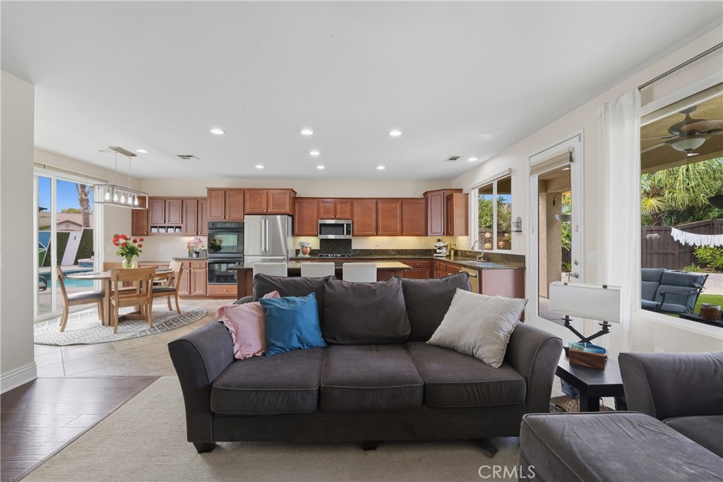 28348 28348 Little Lake