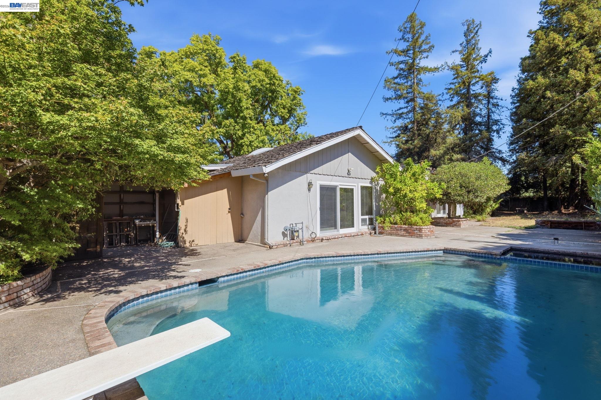 200 Greenwich Ln