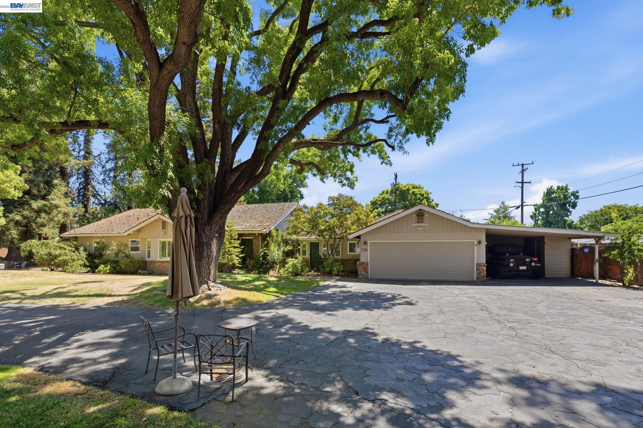 200 Greenwich Ln