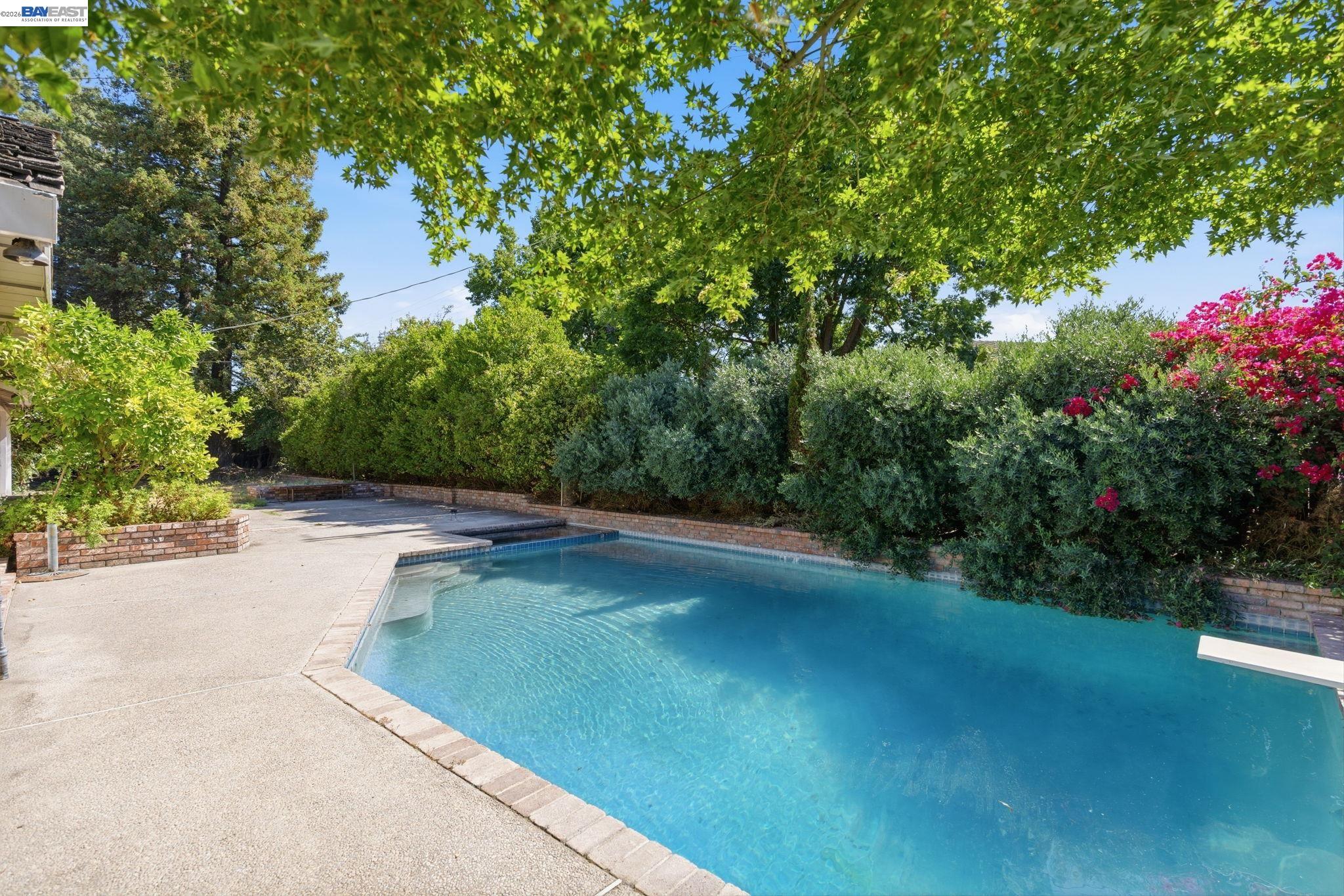 200 Greenwich Ln