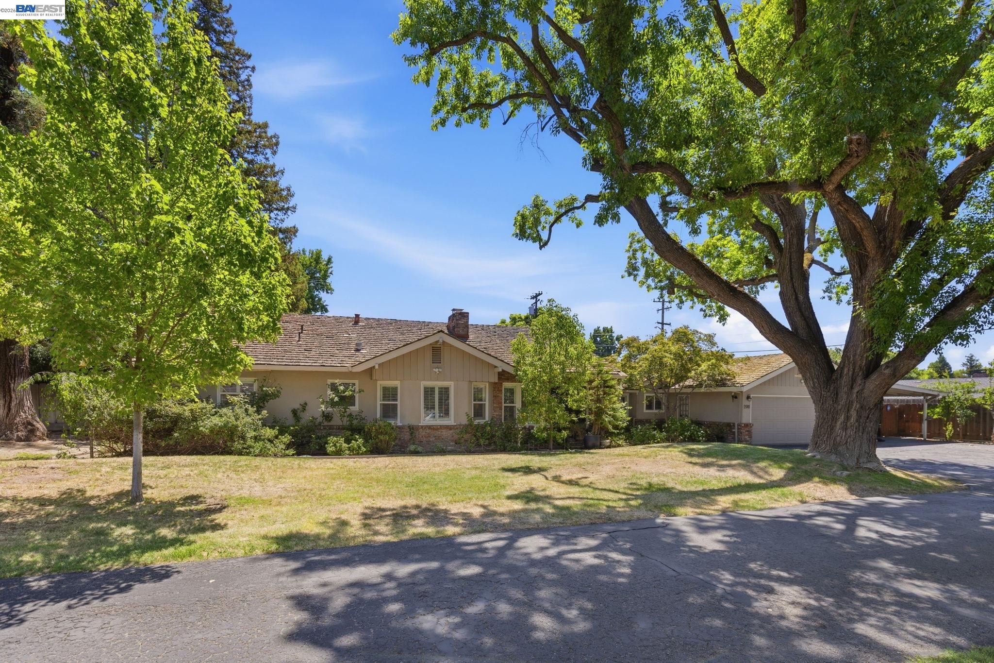 200 Greenwich Ln