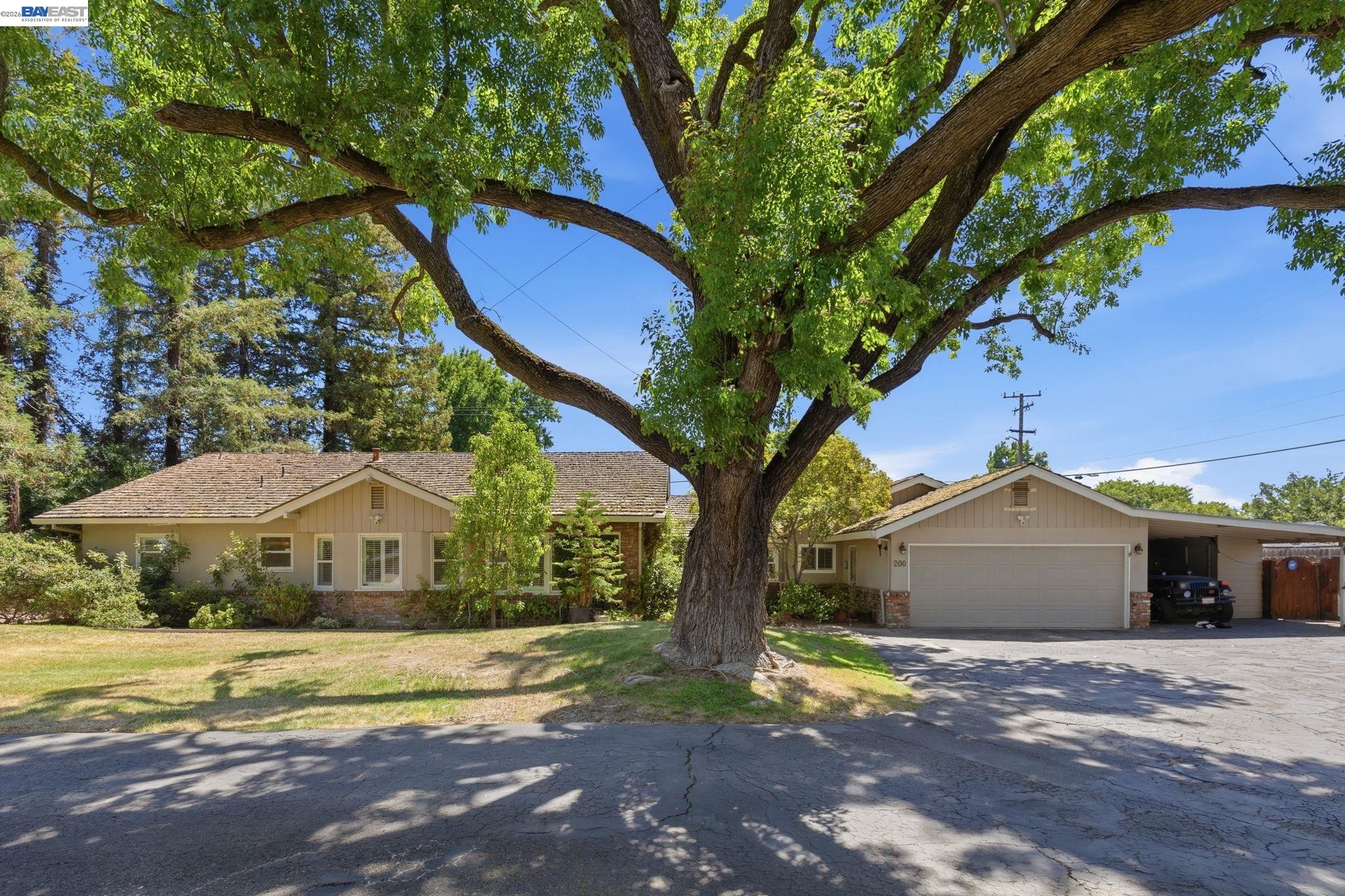 200 Greenwich Ln
