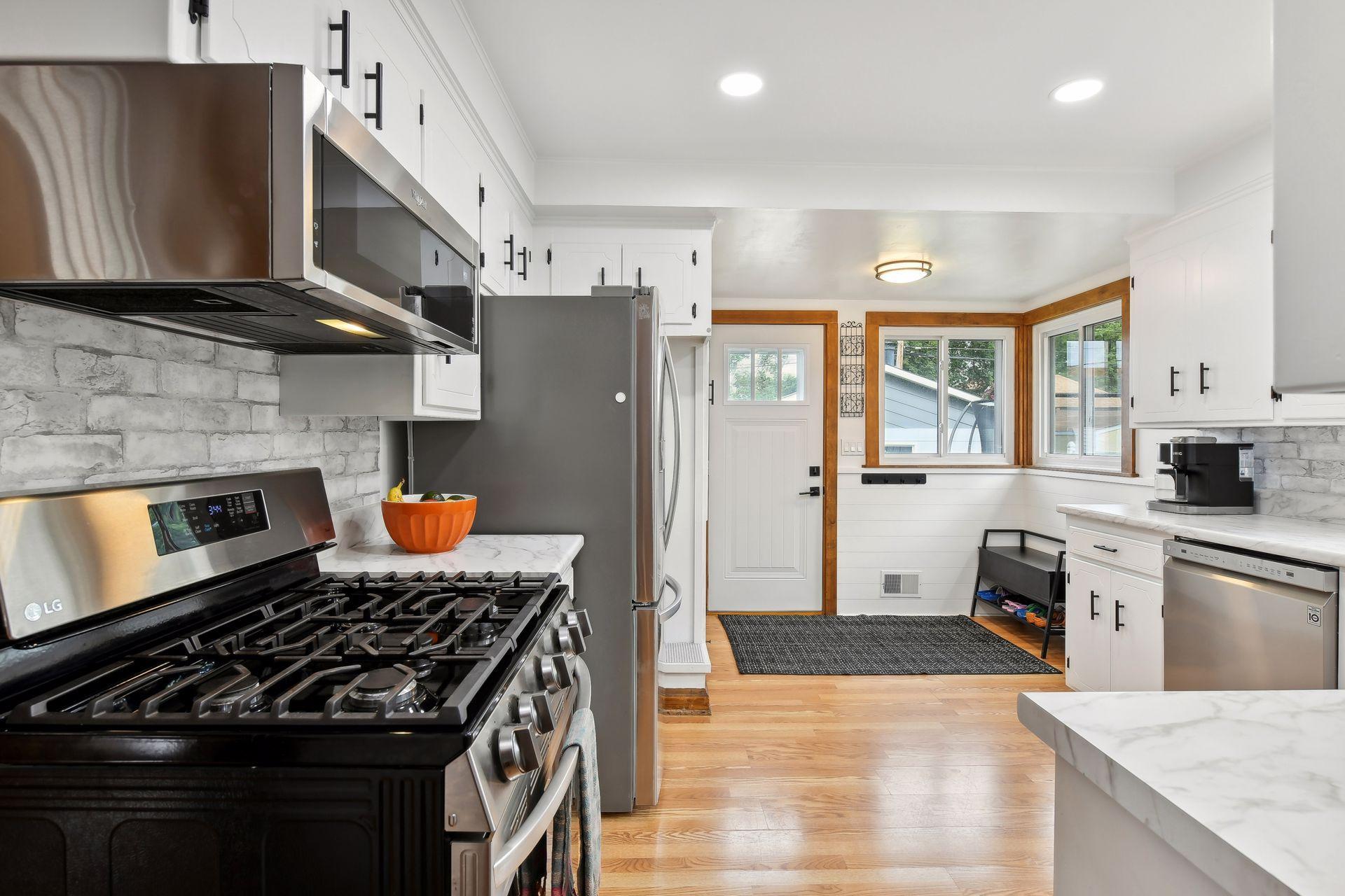 4264 W Broadway Avenue