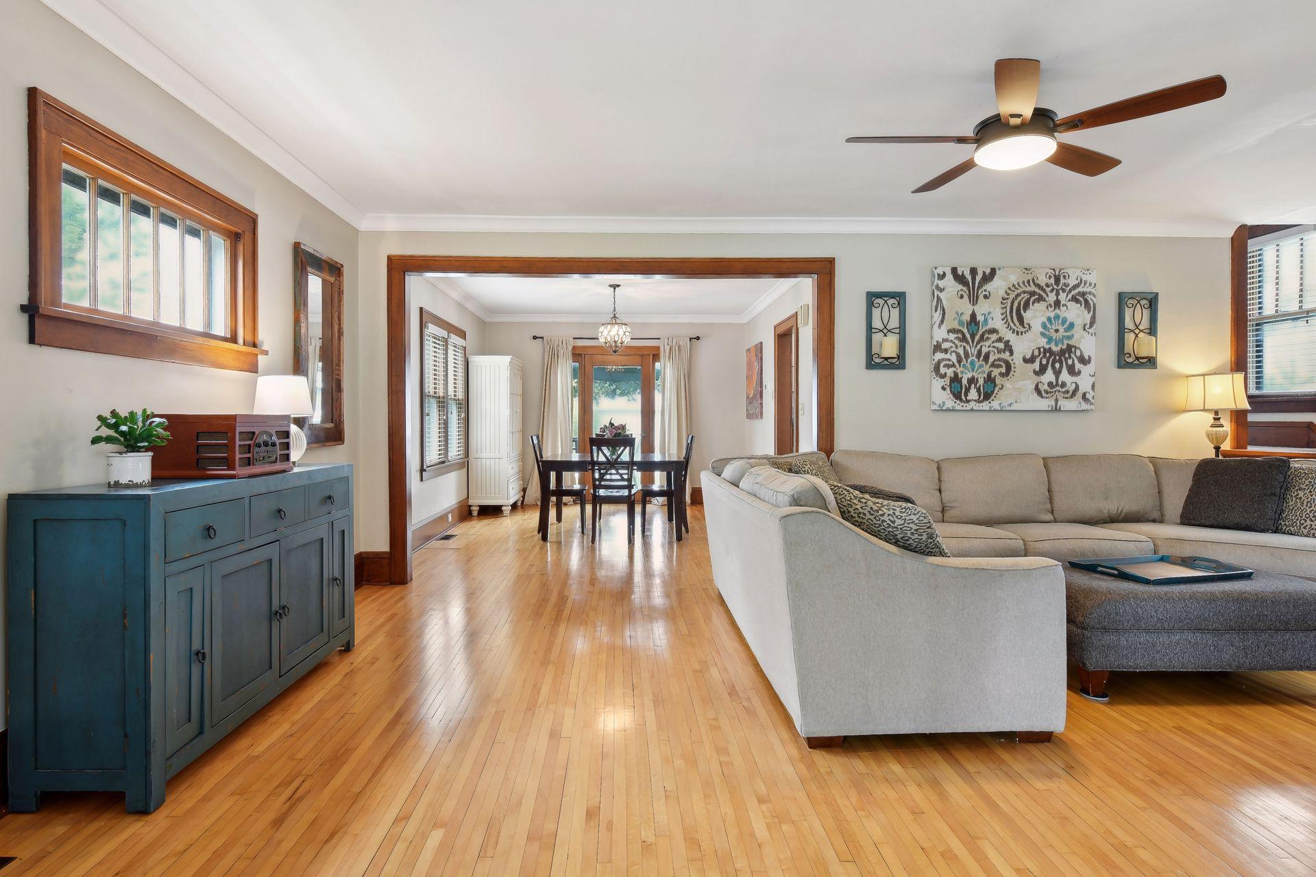 4264 W Broadway Avenue