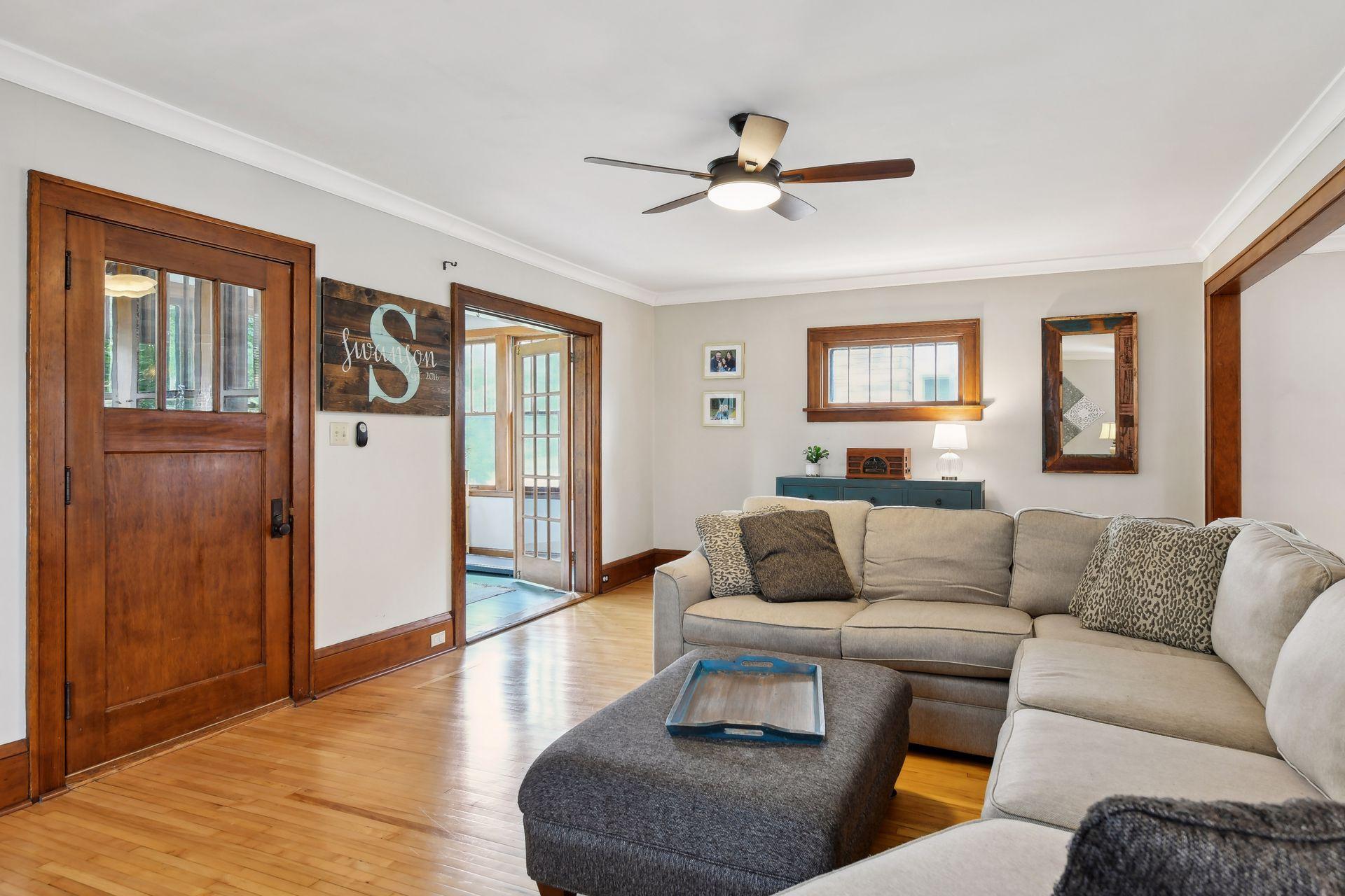 4264 W Broadway Avenue