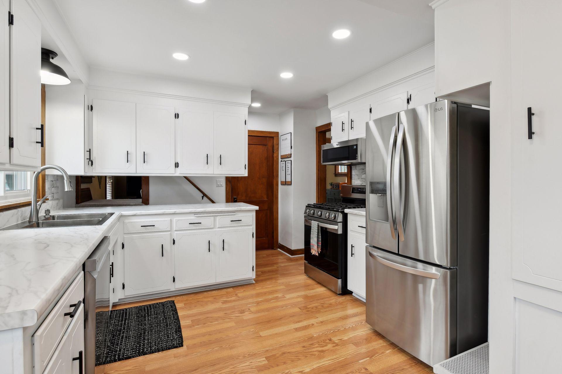 4264 W Broadway Avenue