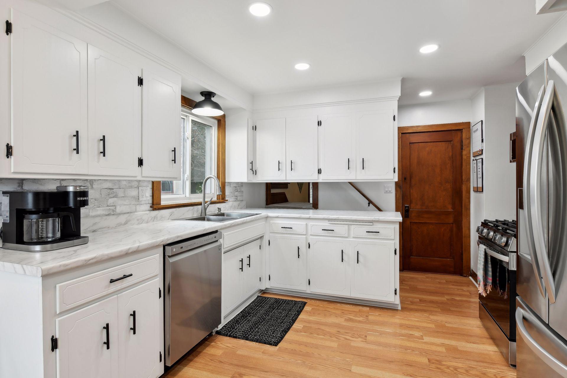 4264 W Broadway Avenue