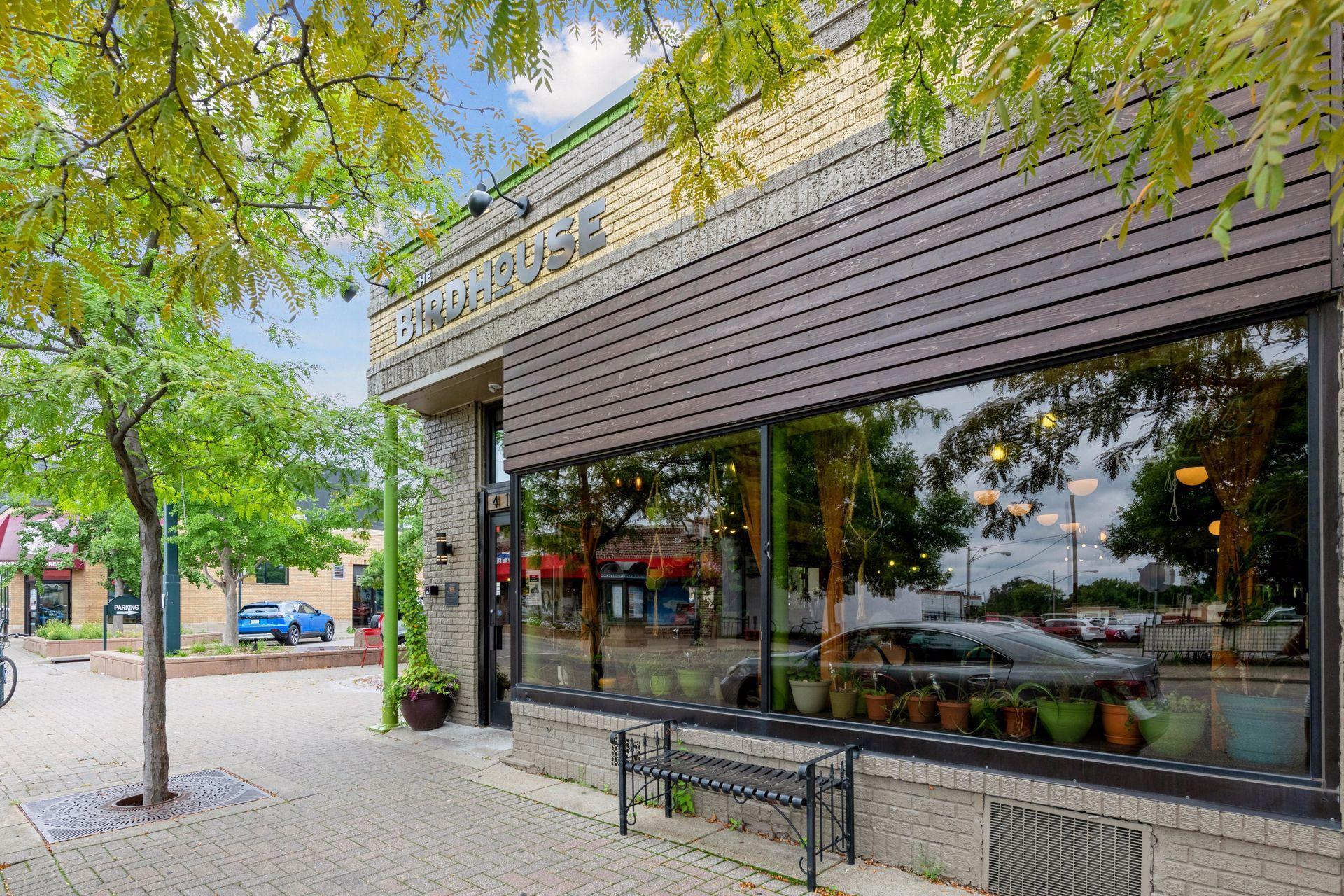 4264 W Broadway Avenue