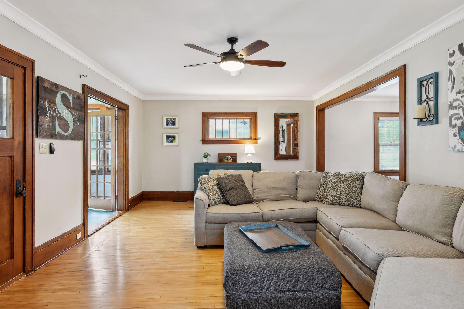4264 W Broadway Avenue